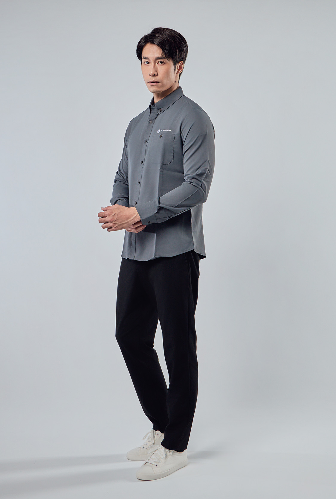 左胸口袋與扣合設計細節