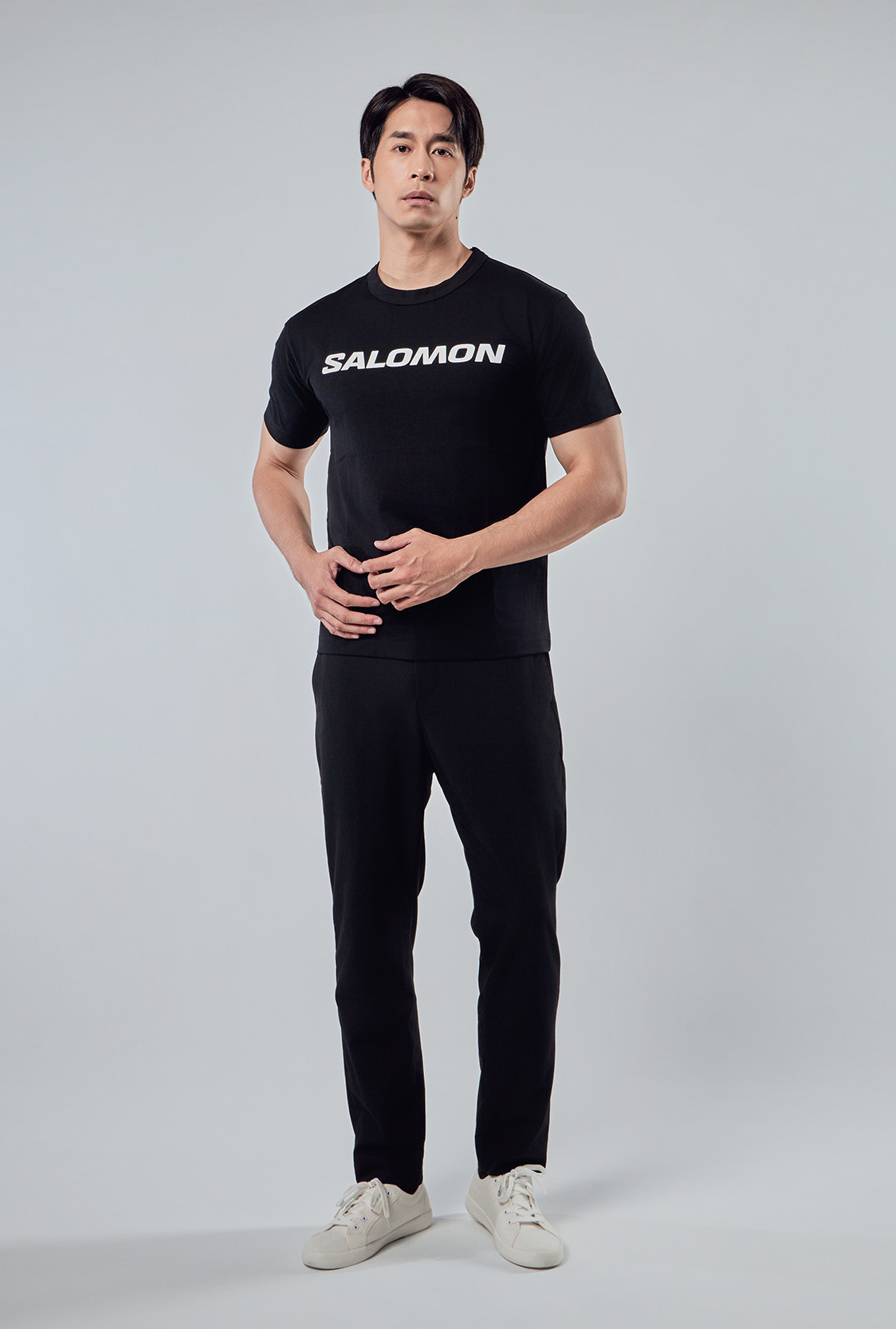 落肩短袖T恤正面穿搭，品牌形象制服展示