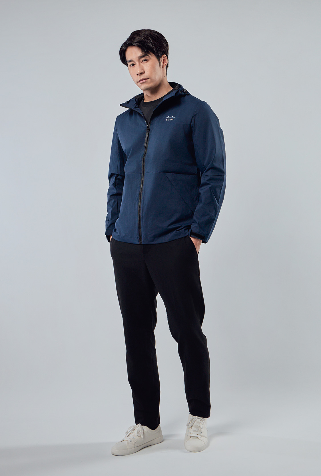 連帽設計與防潑水布料表面細節