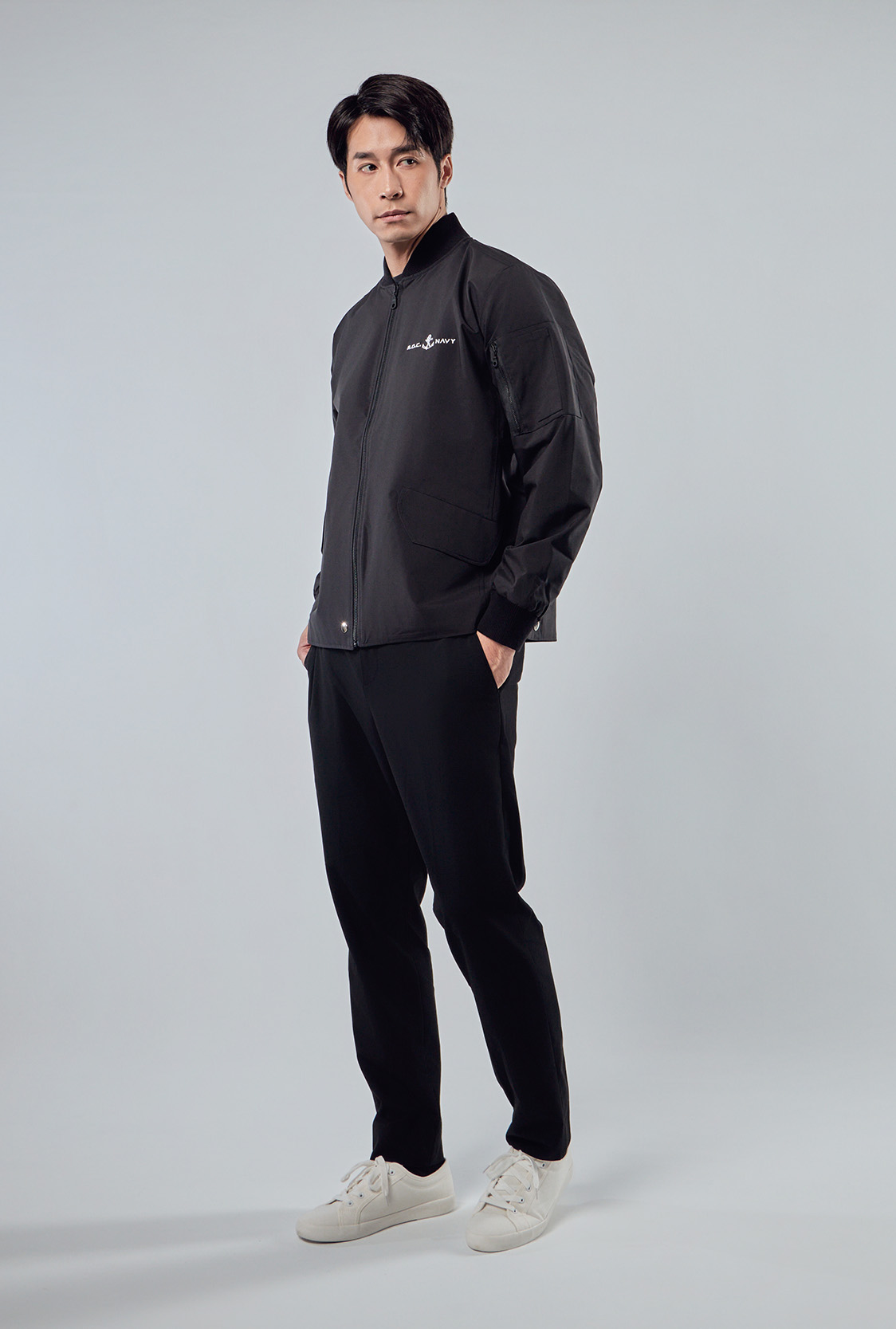 防潑水飛行夾克正面與立領設計