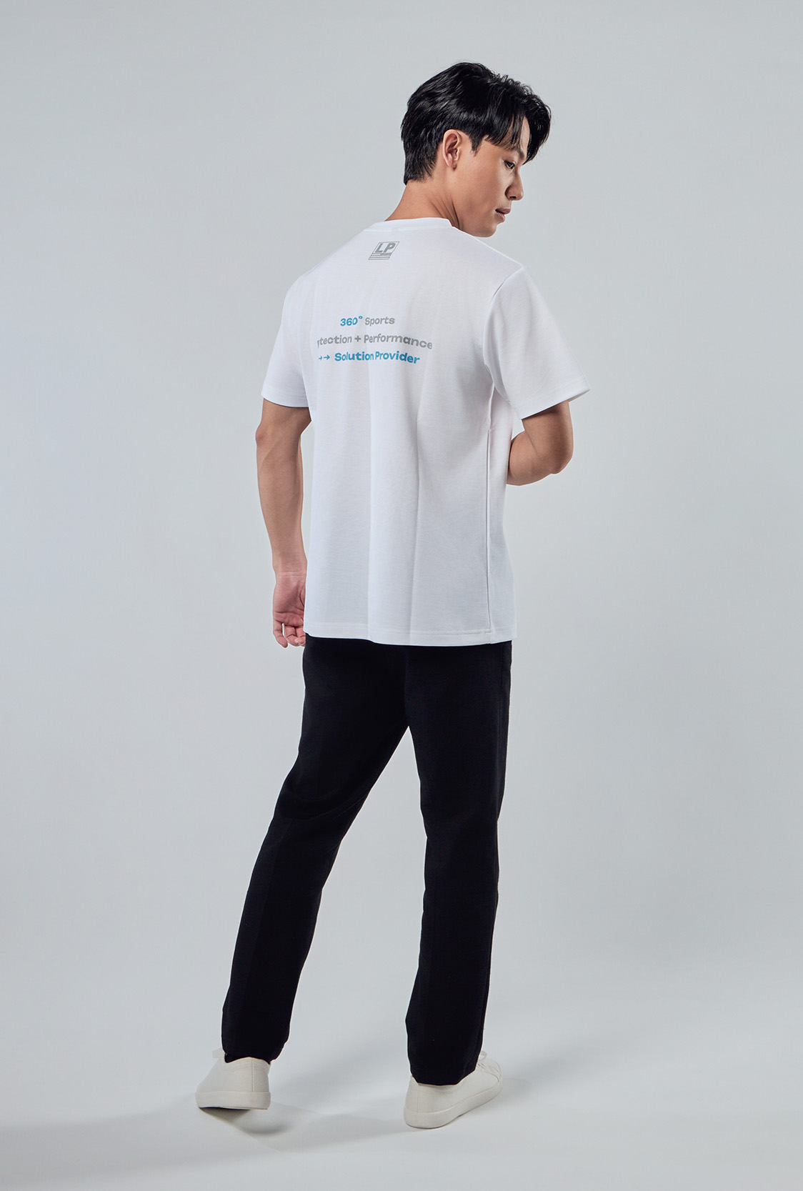 背面反光印刷與左袖黃色識別標細節