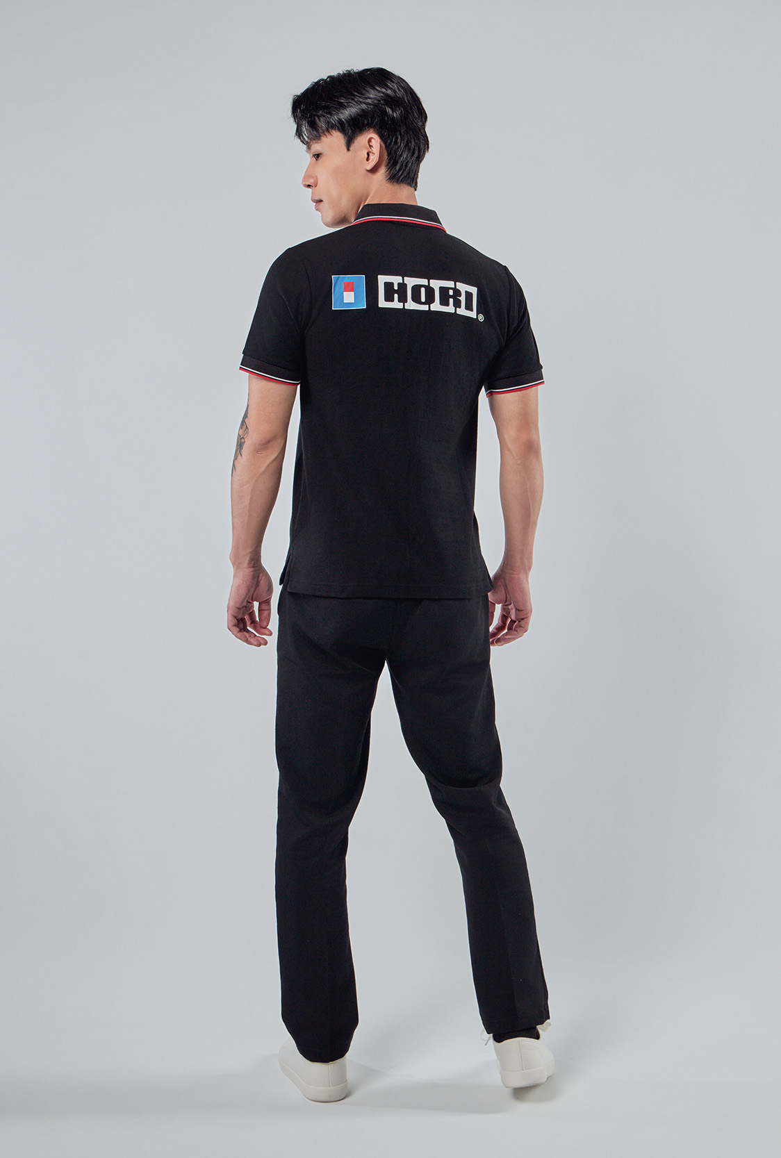 左胸電繡LOGO細節，企業品牌識別