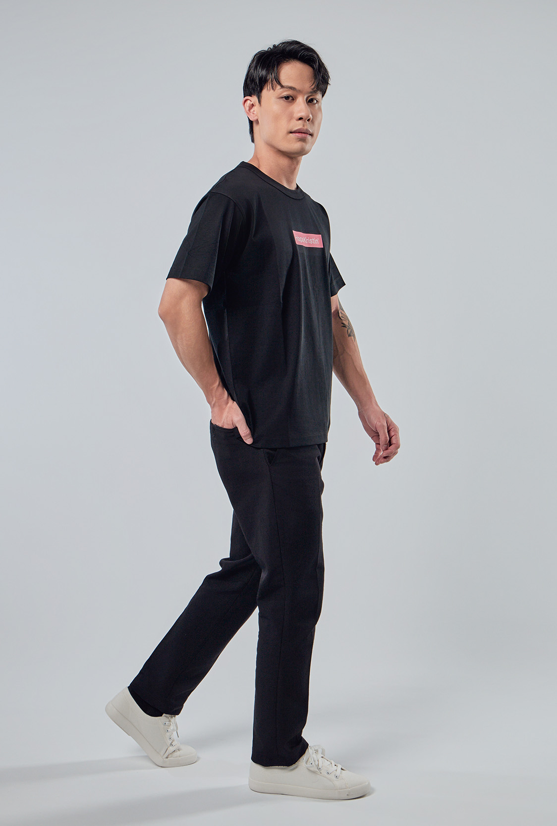 落肩T恤領口與整體版型細節