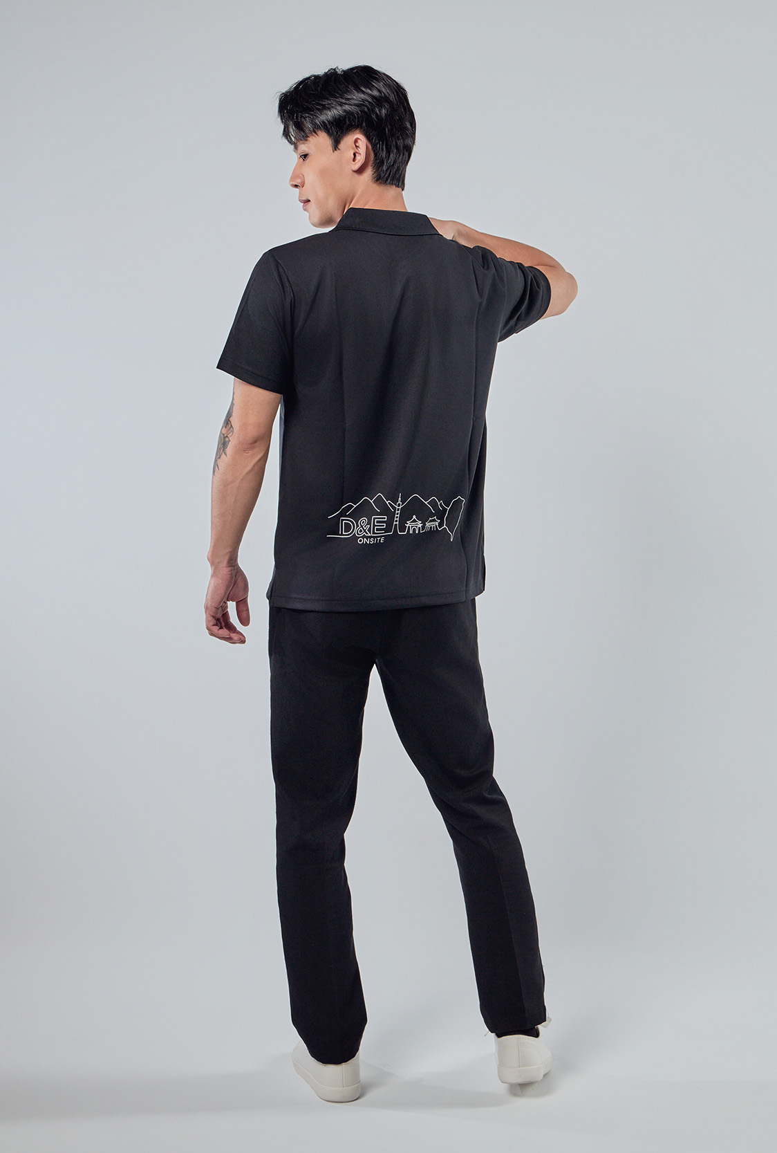 背後膠膜轉印LOGO細節，品牌識別清楚