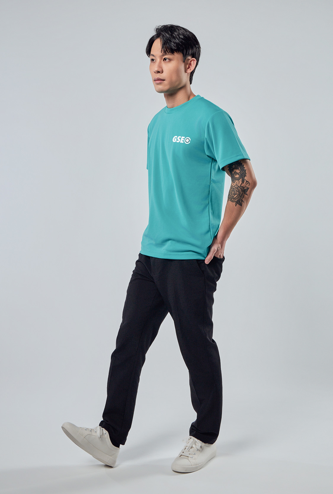 排汗T恤 領口與布面硬挺細節