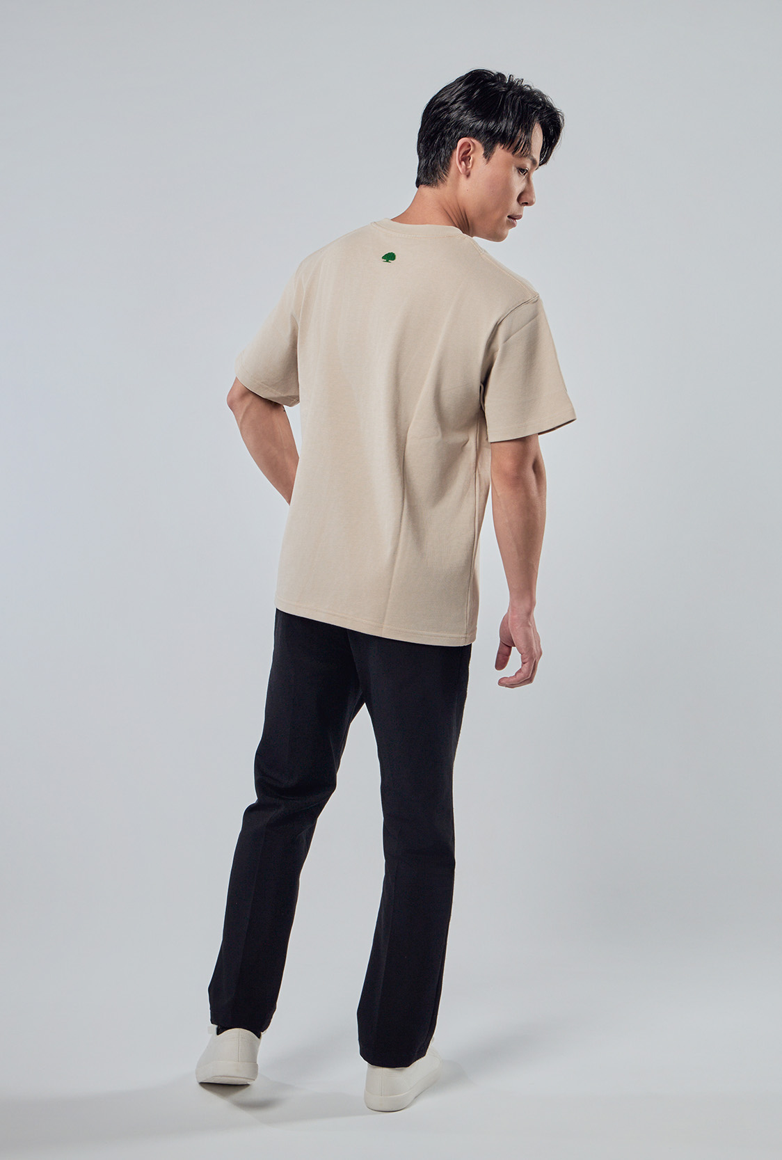 背後電繡與袖口織標細節展示