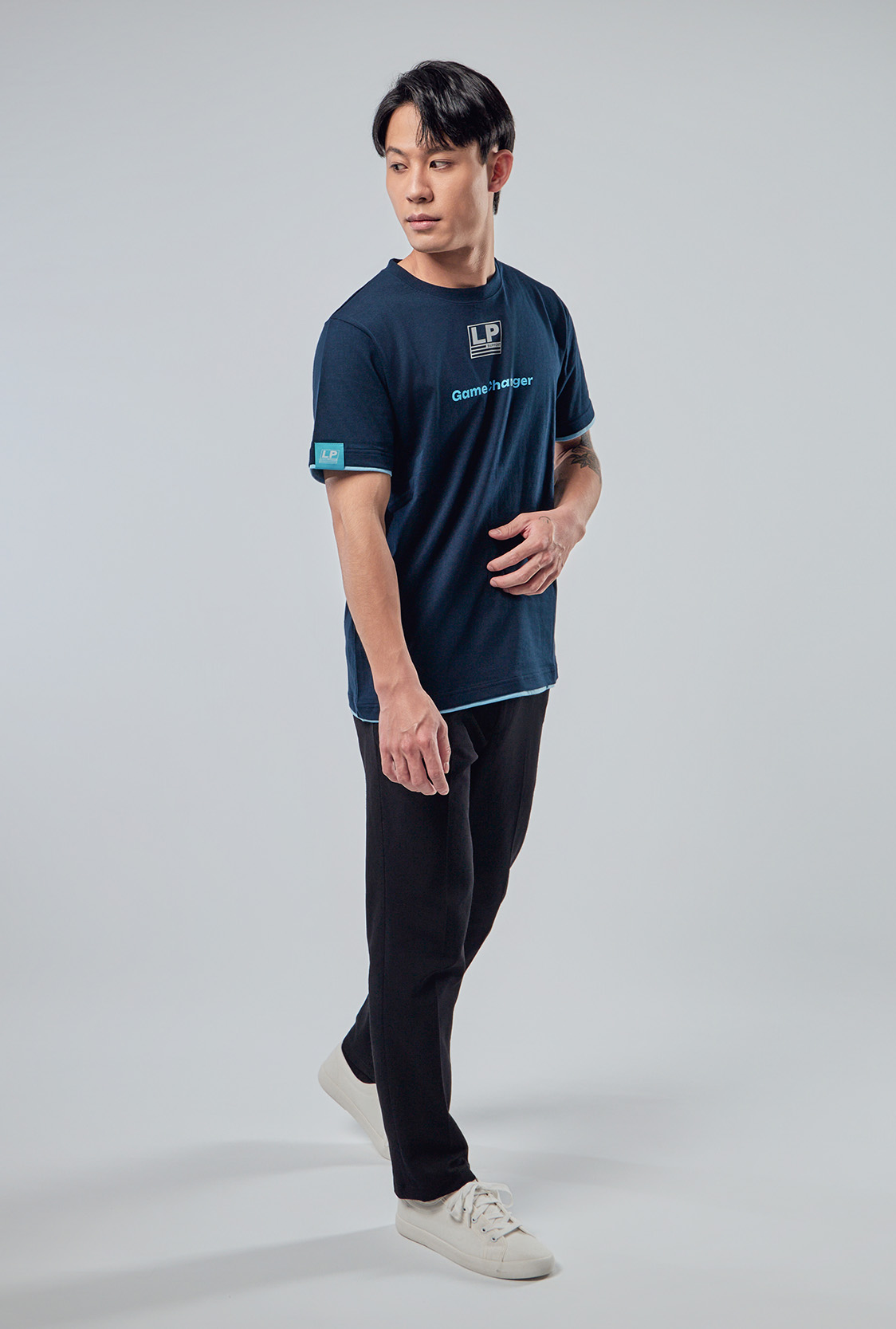 企業制服右袖立體收納貼袋與LOGO電繡細節