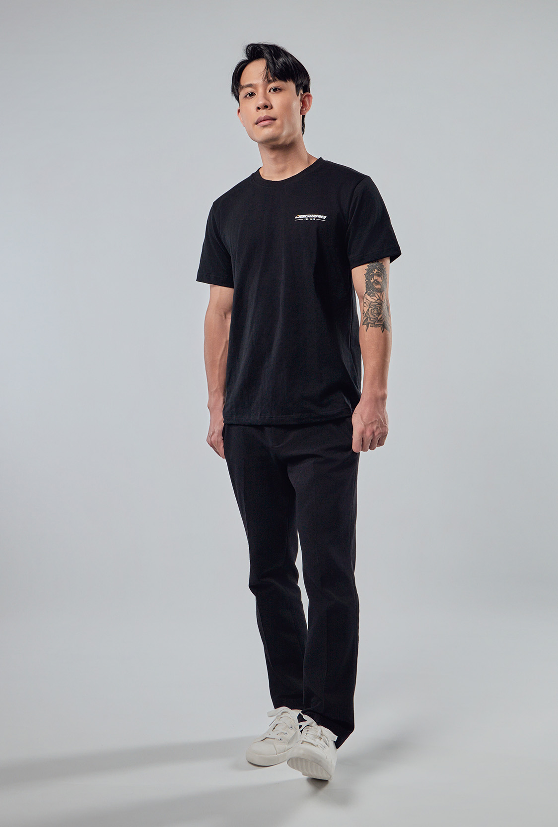 厚磅落肩T恤正面穿搭效果，企業制服展示