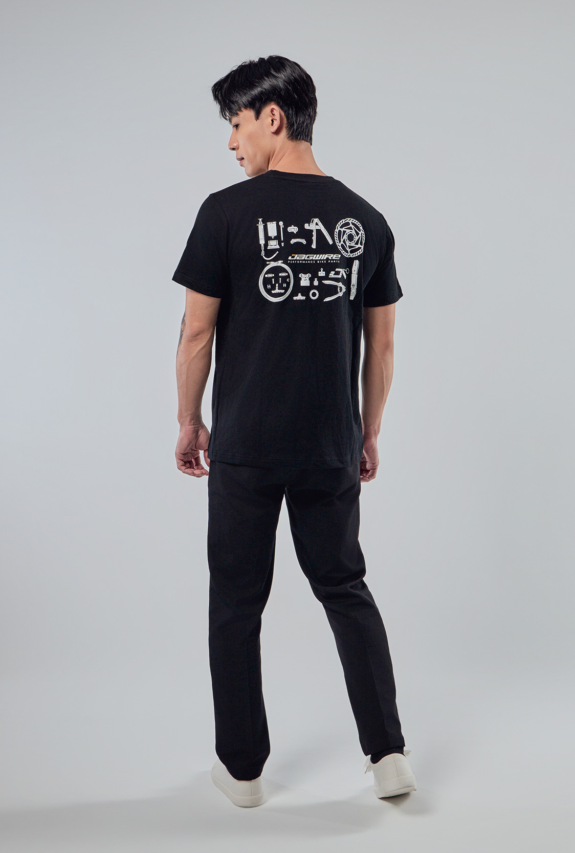 高牢度防昇華網印，左袖品牌標語細節特寫