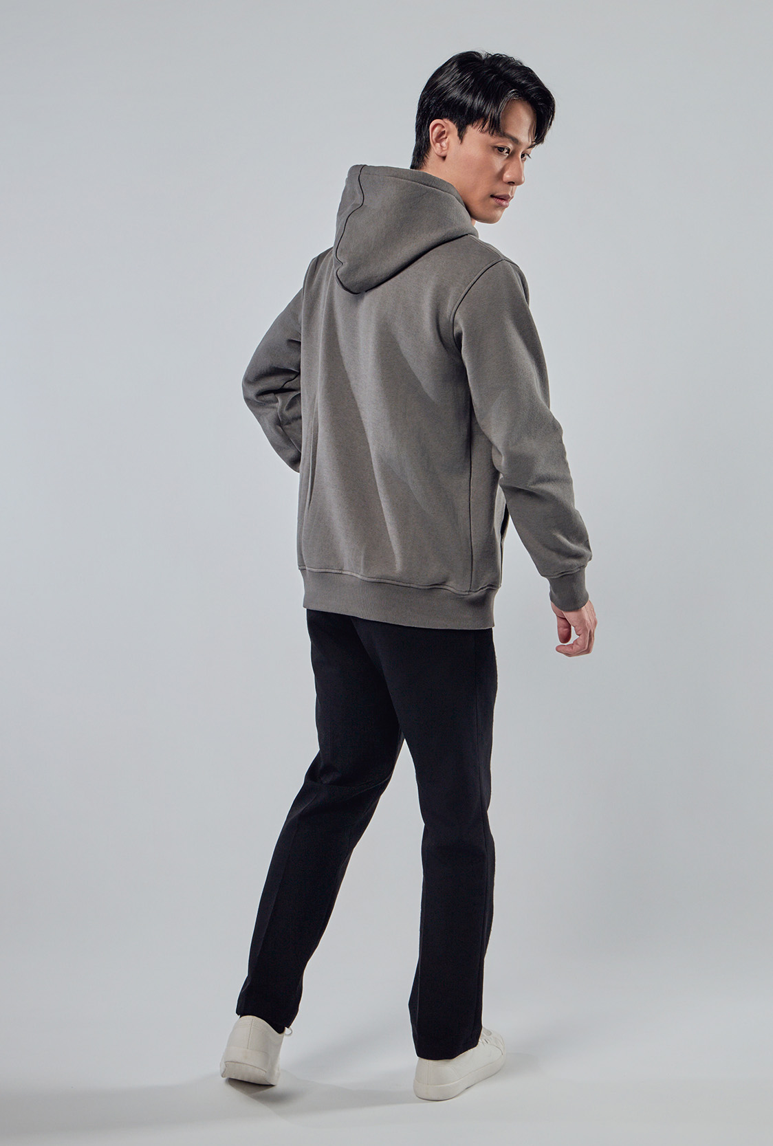 袖口與下擺羅紋束口設計，耐穿不易鬆脫