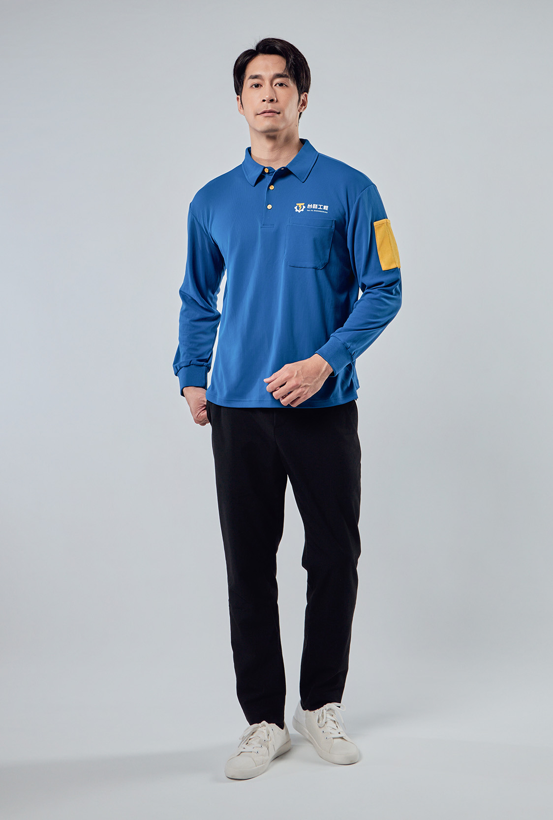 企業制服POLO左胸LOGO電繡細節放大圖｜再生網眼布材質