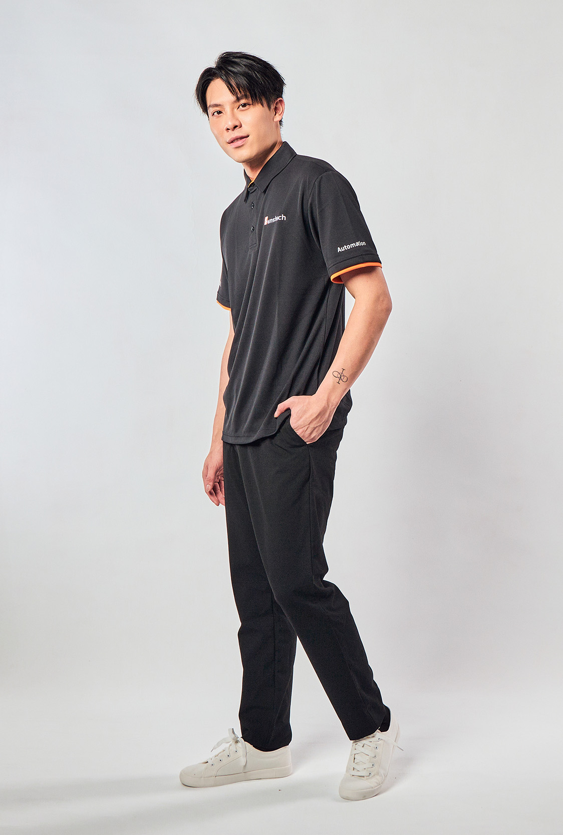 本布領POLO衫左胸刺繡品牌LOGO，識別度高